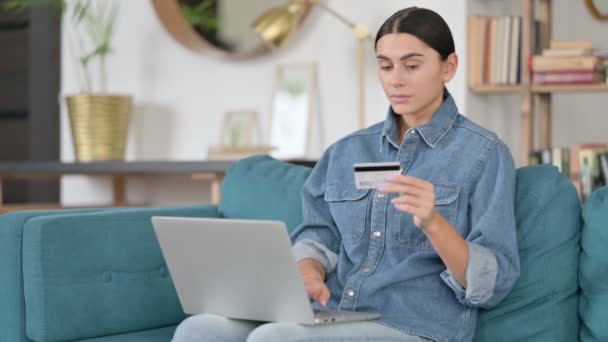 Online Shopping Loss on Laptop by Latin Woman  - Кадри, відео
