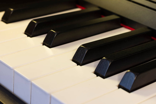 Крупним планом електронні клавіші піаніно
. - Фото, зображення
