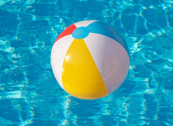 Bunte aufblasbare Kugel schwebt im Schwimmbad - Foto, Bild