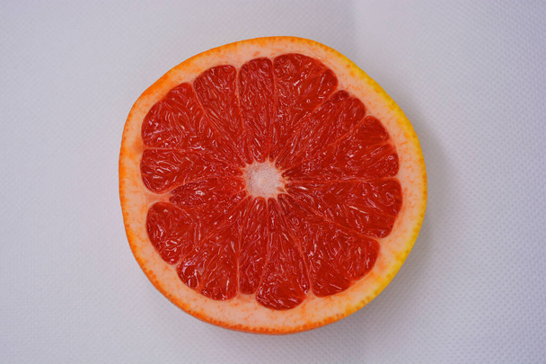 Hälften von reifen saftigen Grapefruits, halbiert, auf weißem Hintergrund. Köstliche und gesunde süße und saure Früchte für den menschlichen Körper und die Gesundheit. - Foto, Bild
