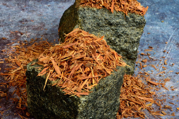 Кора катуабы на каменных кубиках. Натуральный травяной чай из коры дерева Катуаба, натуральный афродизиак из Бразилии - Фото, изображение