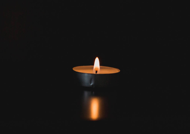 La llama de una vela ilumina cualquier oscuridad - Foto, imagen