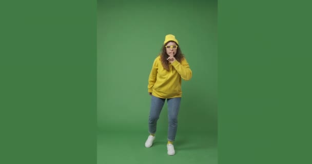 Vrouw gebaren met vinger op haar lippen - Video