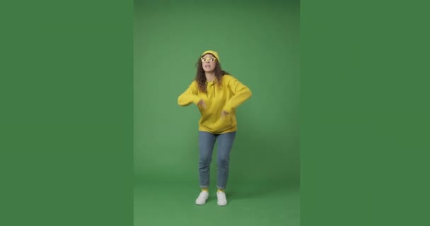 Κομψή γυναίκα vlogging πάνω από την πράσινη οθόνη - Πλάνα, βίντεο