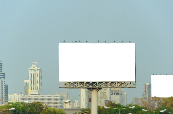 シティ ビューの背景を持つ大規模なブランクの看板 - 写真・画像