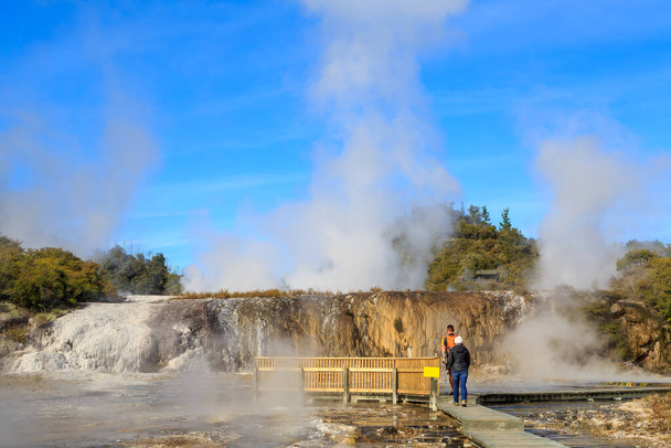 De Orakei Korako geothermische gebied, een toeristische attractie in de Taupo Vulkanische Zone, Nieuw-Zeeland. De weg naar de formatie "Golden Fleece" - Foto, afbeelding