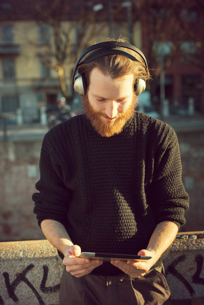 Человек слушает музыку - Фото, изображение
