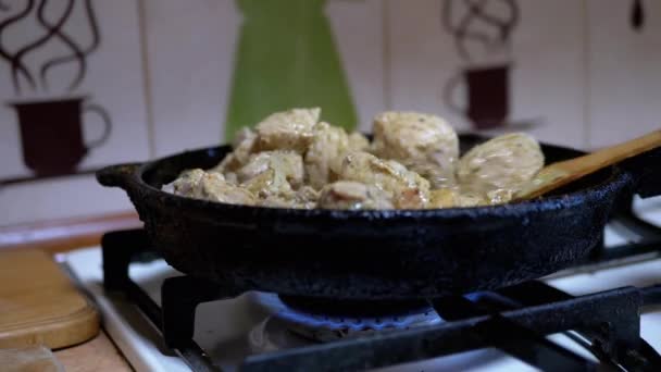 Γυναικείος έλεγχος χεριών Ετοιμότητα Τηγανισμένου Κρέατος με Ξύλινη Σπάτουλα. Κουζίνα στο σπίτι - Πλάνα, βίντεο