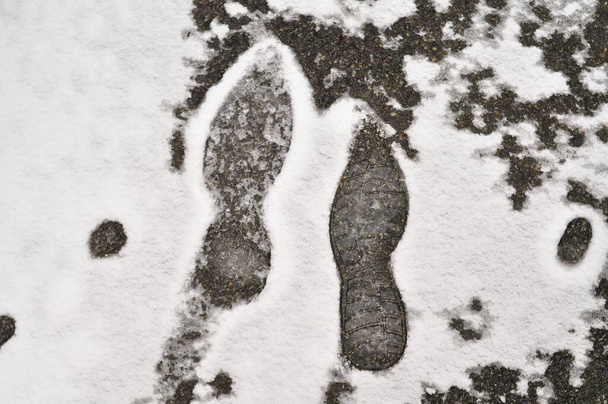 rastros humanos en el suelo nevado en invierno - Foto, imagen