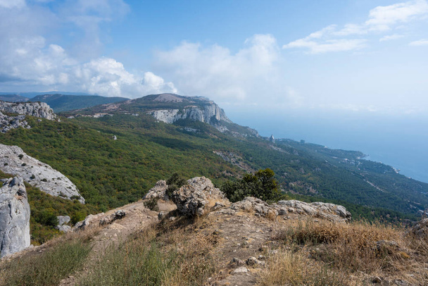 Panoraamanäkymät merelle ja vuorille Ilyas Kaya vuorelta. Foros Village, Krimin tasavalta, Ukraina Kirkas, aurinkoinen päivä syyskuun 25, 2020. - Valokuva, kuva