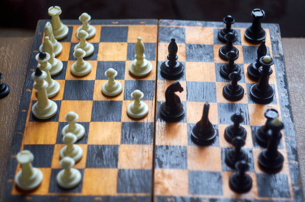 Schach spielen auf einem Holzbrett - Foto, Bild