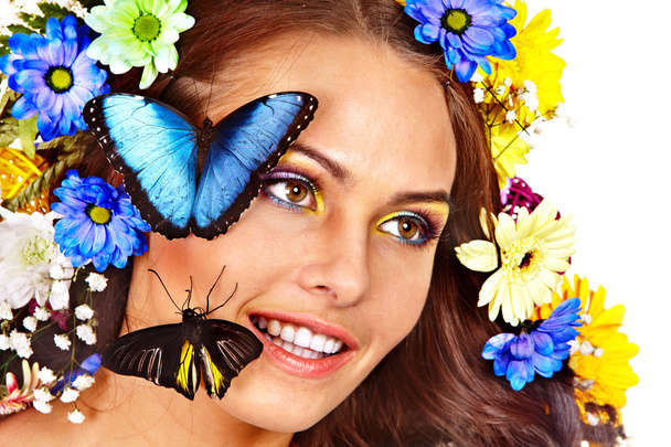 kobieta z kwiatów i motyli. - Zdjęcie, obraz