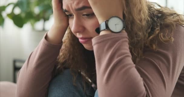 Przygnębiona kobieta płacze w domu - Materiał filmowy, wideo
