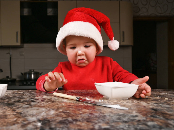 Дитина в різдвяній шапці готує. Високоякісна фотографія
 - Фото, зображення