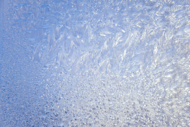 Όμορφη Closeup Χειμερινό Παράθυρο με επίστρωση υαλοπίνακα γυαλιστερό παγωμένα μοτίβα - Φωτογραφία, εικόνα