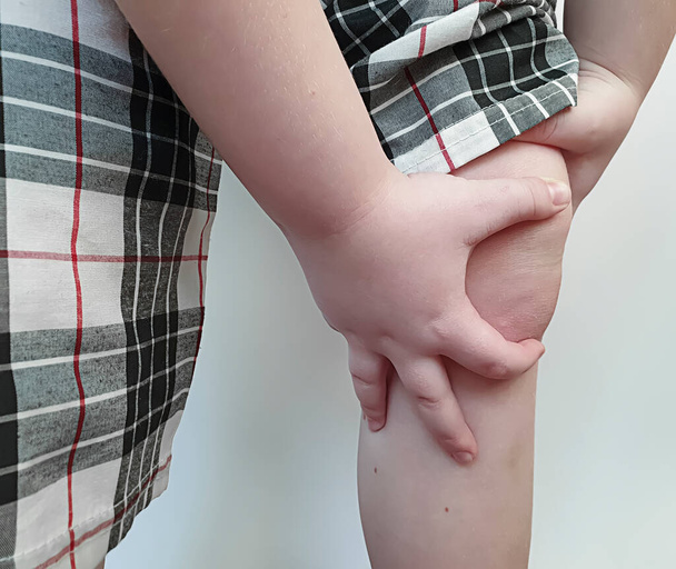 dítě bolí koleno na světlém pozadí - Fotografie, Obrázek