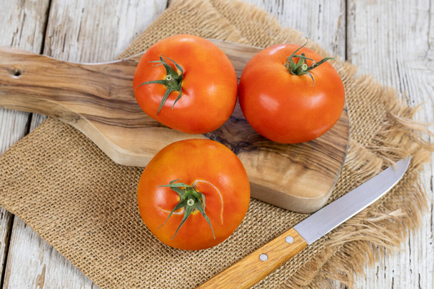 fresh tomatoes on wooden table  - Foto, Imagen