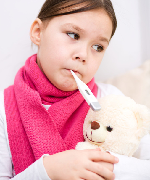 Little girl with thermometer in her mouth - Foto, afbeelding