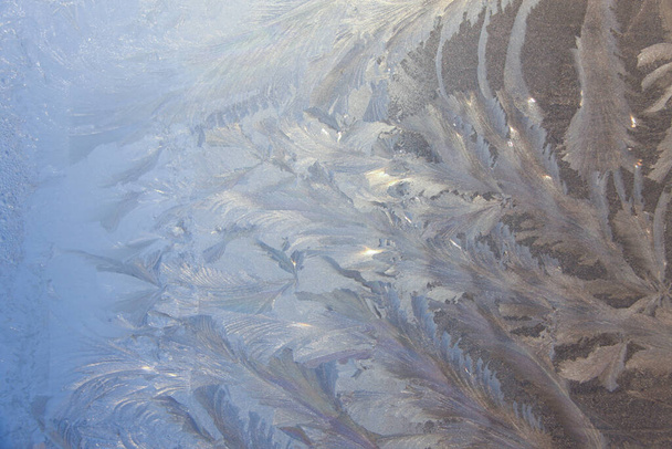 美しい閉じる冬のウィンドウペインコーティングされた光沢のある氷の霜パターン - 写真・画像
