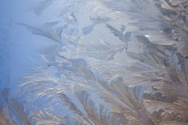 Güzel Yakın Çekim Kışlık Pencere Pane Kaplamalı Parlak Buz Kalıpları - Fotoğraf, Görsel