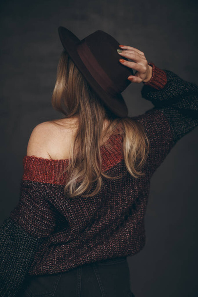Girl with hat from behinde - Foto, Imagen