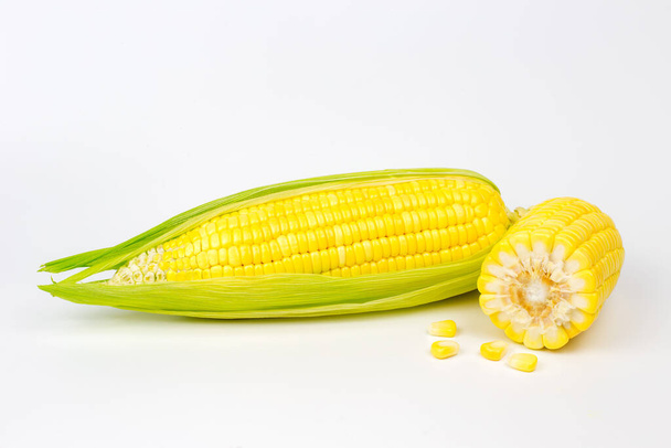Maissin kuorittu korva, pala ja siemenet valkoisella, eristetty pakkauksen suunnitteluelementtinä - Valokuva, kuva