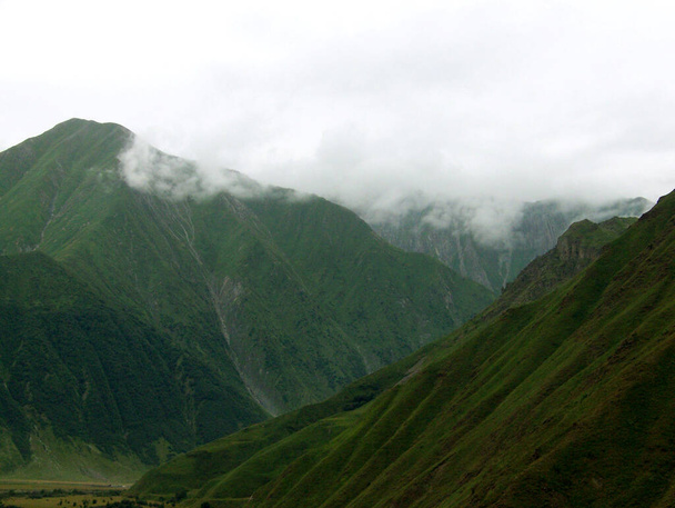 Gruzińskie góry w chmurach - Zdjęcie, obraz