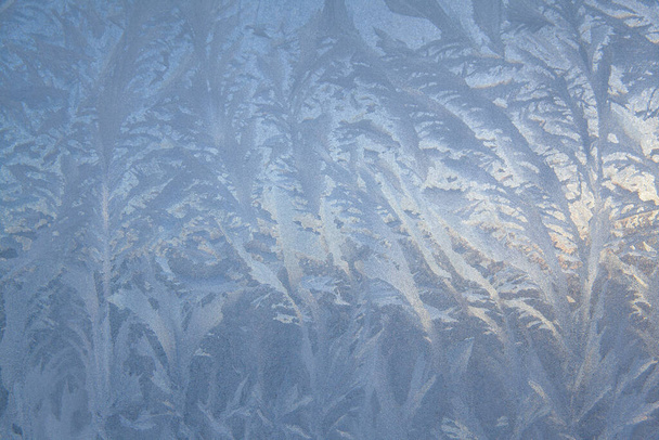 Gyönyörű közelkép Téli ablak Pane bevont fényes jég fagy minták - Fotó, kép