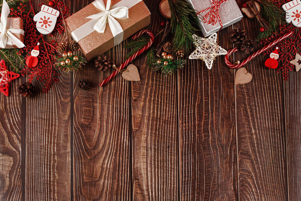 Φυσικό ξύλινο φόντο Χριστούγεννα με χαμηλότερο χώρο αντίγραφο. Ξύλινες σανίδες με αειθαλή διακόσμηση. - Φωτογραφία, εικόνα