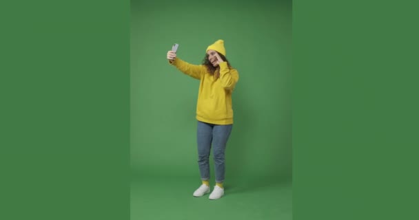 Mujer tomando selfie y foto mensajería usando el teléfono móvil - Metraje, vídeo