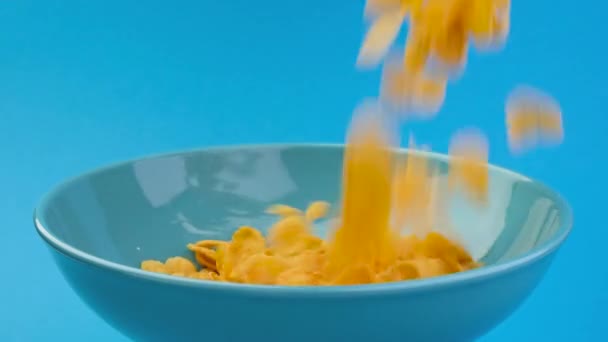 Padající kukuřičné vločky, zdravé cereálie snídaně - Záběry, video