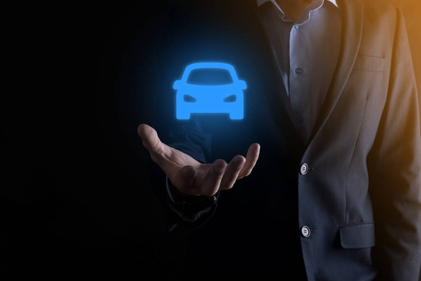 Composito digitale di uomo in possesso di auto icon.Car assicurazione auto e auto servizi concetto. Uomo d'affari con gesto di offerta e icona di auto - Foto, immagini