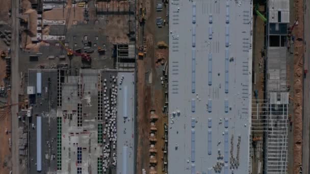 Ogólny widok z góry duży plac budowy ze strukturą budynku i ciężkim sprzętem maszynowym budowniczych, z lotu ptaka z lotu ptaka - Materiał filmowy, wideo