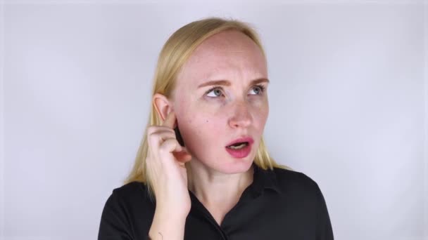 Μια γυναίκα υποφέρει από πόνο στο αυτί. Η ακουστική meatus πονάει λόγω μέση ωτίτιδα, cerumen βύσμα, αυτί βράζει, ή νευραλγία τριδύμου. Κατόπιν εξέτασης από γιατρό. - Πλάνα, βίντεο