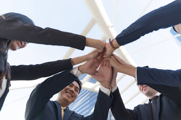 Erfolg und Teamwork-Konzept, Happy Business-Team feiert Sieg vor modernem Büro - Foto, Bild