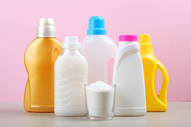 Botellas de detergente de ropa en la mesa. Productos químicos domésticos - Foto, imagen