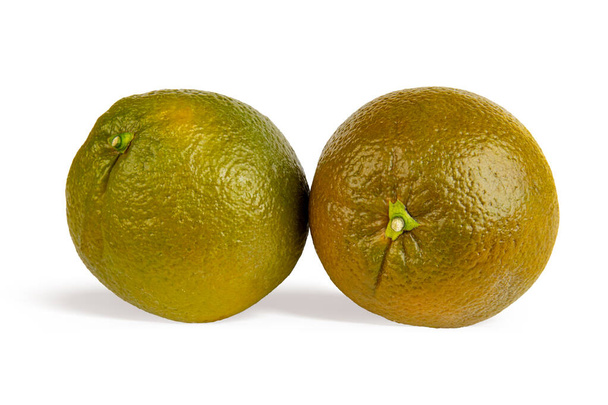 Πράσινη φέτα πορτοκαλιού κομμένη σε λευκό φόντο. Extreme closeup σε ένα κομμάτι από ένα πράσινο καρπούζι εσπεριδοειδών - Φωτογραφία, εικόνα