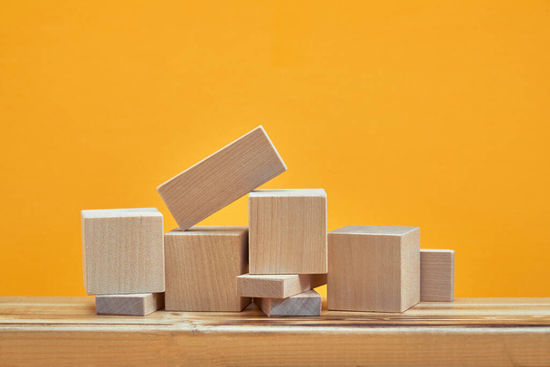 Vierkant van lege houten kubussen mockup stijl, kopieer ruimte. houten blokken sjabloon voor creatief ontwerp, plaats voor tekst - Foto, afbeelding