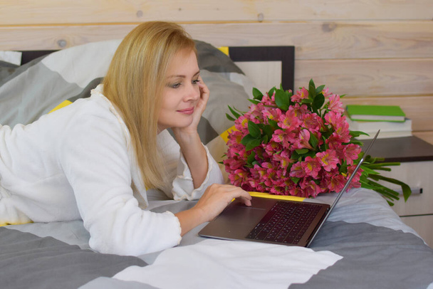 cute blonde woman with beautiful bouquet of fresh flowers. bouquet for girl. - Foto, Imagem