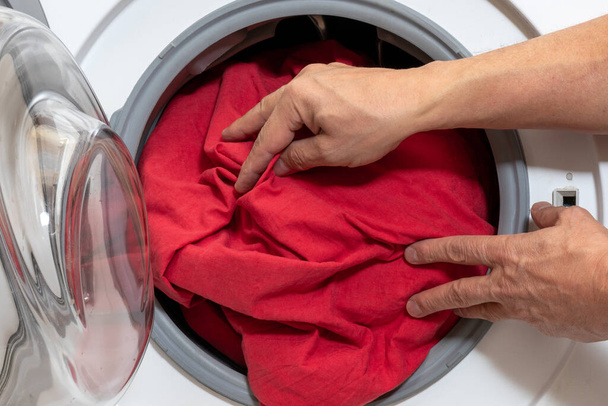 uomo ottenere vestiti puliti dalla lavatrice - Foto, immagini
