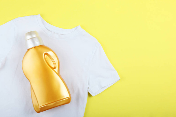 Butelki po detergentach i ubrania na stole. Chemikalia dla gospodarstw domowych - Zdjęcie, obraz