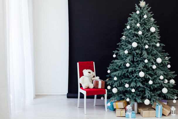 Kerstboom met geschenken decor Oudejaarsavond winter achtergrond - Foto, afbeelding