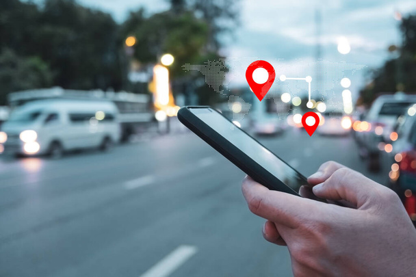 Люди используют смартфон, чтобы проверить карту, чтобы путешествовать с помощью Интернета и приложения gps в отпуск или отпуск. - Фото, изображение