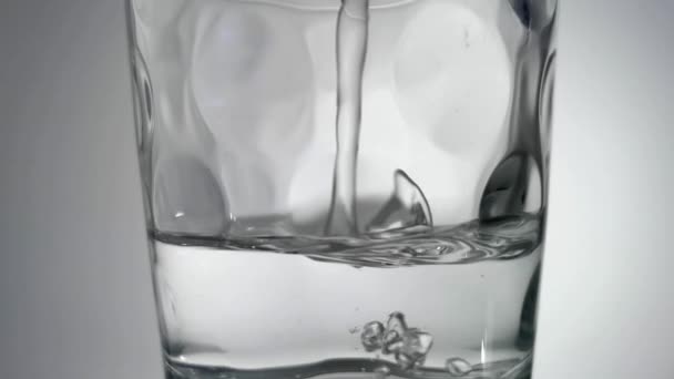 Langsame Bewegung des Wassers, das in Glas gegossen wird - Filmmaterial, Video