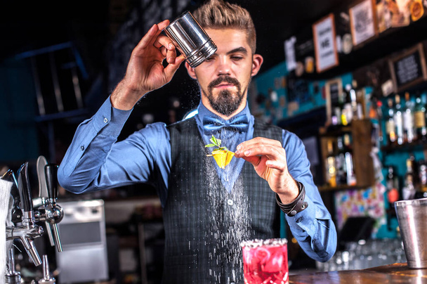 Barmann kreiert Cocktail im Bierhaus - Foto, Bild