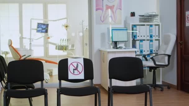 Прием стоматологической клиники, в которой никого нет во время глобальной пандемии - Кадры, видео
