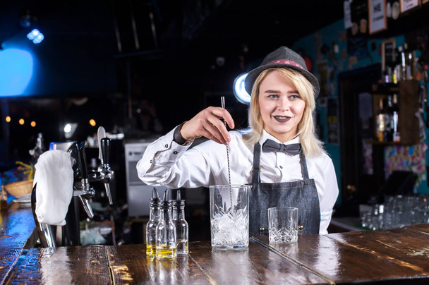 Dziewczyna barman tworzy koktajl na alehouse - Zdjęcie, obraz