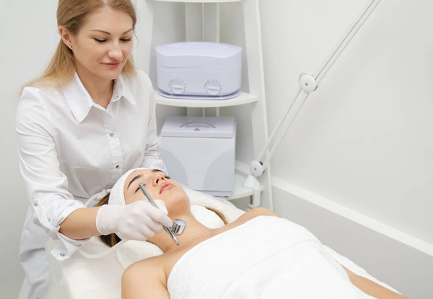 Woman getting face beauty treatment in medical spa center. Skin rejuvenation concept - Фото, зображення