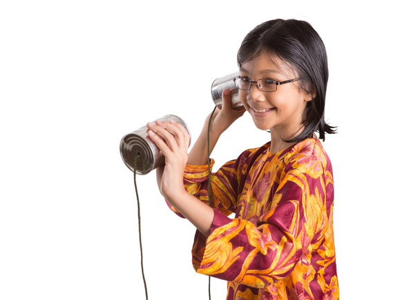 jong meisje met blikje telefoon - Foto, afbeelding