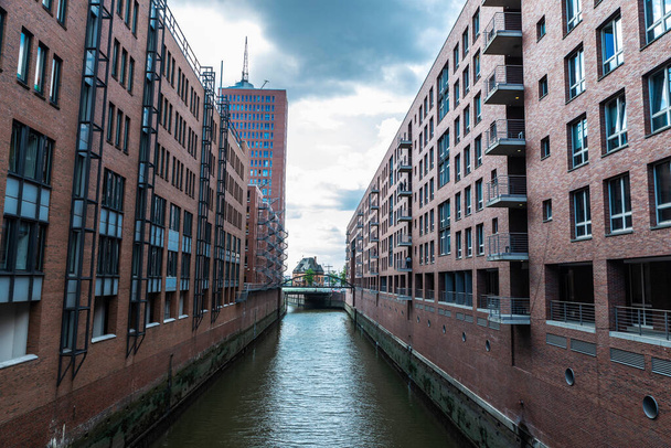 Edifici moderni vicino a un canale nel quartiere di HafenCity, Amburgo, Germania  - Foto, immagini